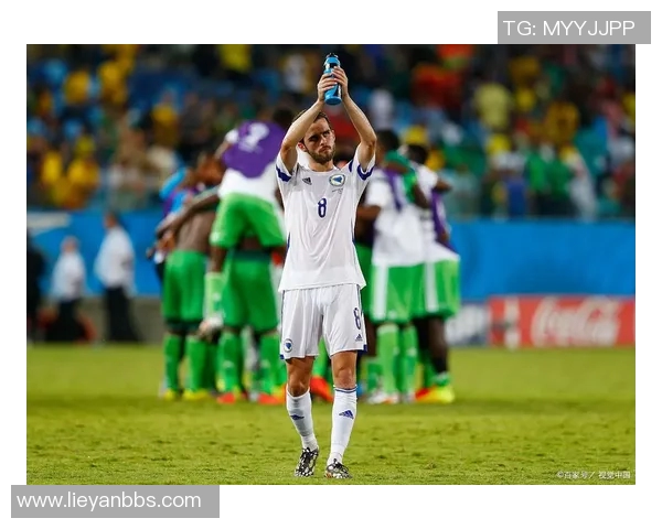 阿图尔与皮亚尼奇的中场对决谁能在足球场上占据优势